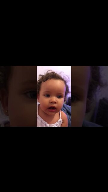 Bebê falando ao telefone com a mamae e o papai - #shorts #linda #bebe #viral