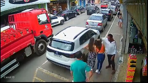 Woman is sucker punched in Brazil 🇧🇷