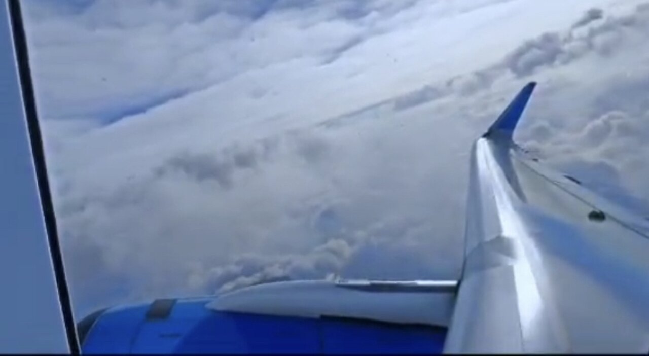 Plane goes through heavy turbulence tail spins and all aboard perish