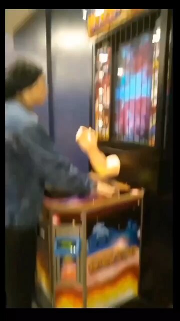 🔞 woman snaps her arm whilst using an arm wrestling machine