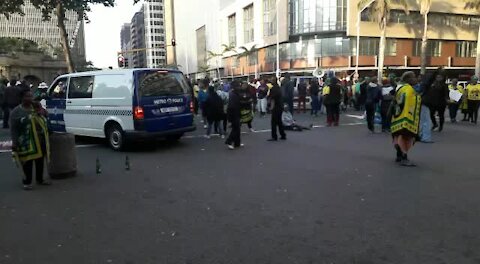 UPDATE 1: Late start, but Mayor Gumede's supporters brave cold, hold night vigil (hJR)