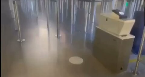 In Catania, the terminal of the local airport caught fire. As far as is known, no one was hurt.