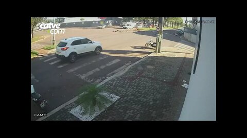 Carro derruba semáforo que atinge motociclista ao cair em Cascavel