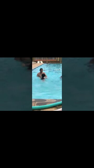 APRENDENDO A NADAR SOZINHA, AULA DE NATACAO INFANTIL #meme #infantil #tiktok #shorts