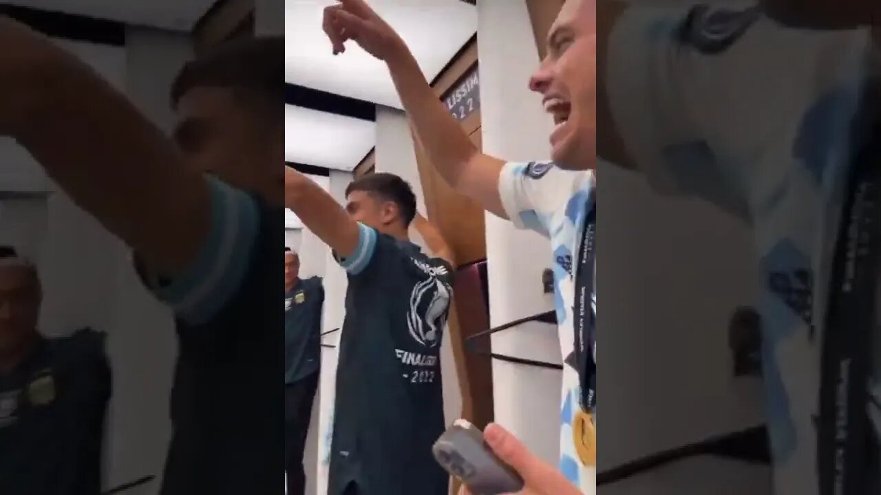 Spelers van Argentinië vieren feest in kleedkamer na het winnen van de 'Finalissima' tegen Italië.