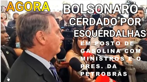 AGORA! BOLSONARO CERCADO POR JORNALISTAS ESQUERDALHA EM POSTO COM MINISTROS E PRES.DA PETROBRÁS.