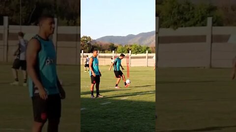 Nenê fazendo belas embaixadas no treino