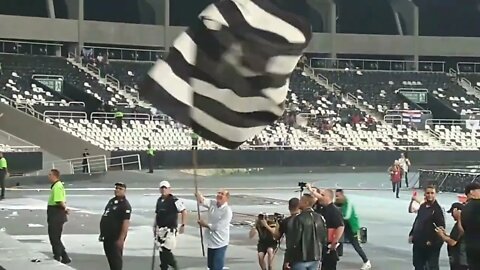 Jhon Textor balançando bandeira no Engenhão após a vitória