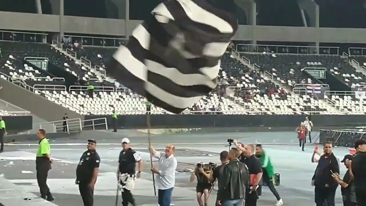 Jhon Textor balançando bandeira no Engenhão após a vitória