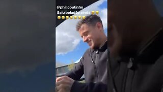 Philippe Coutinho de resenha com Douglas Luiz na rua