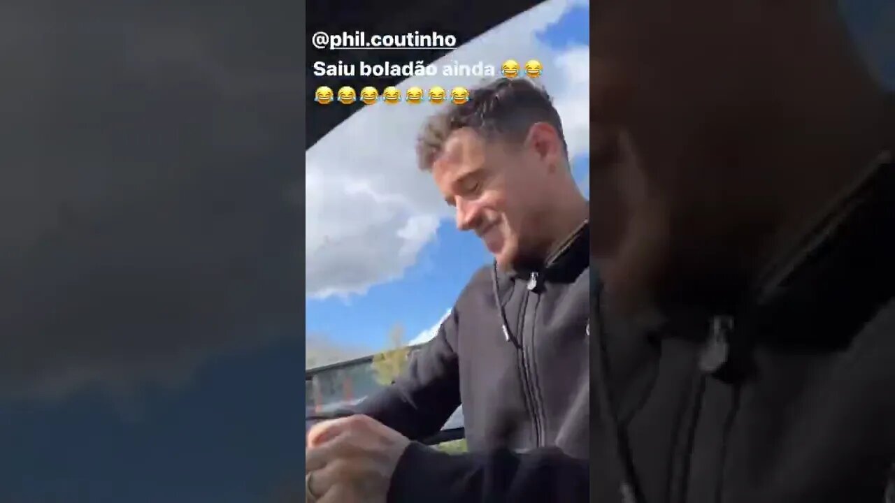 Philippe Coutinho de resenha com Douglas Luiz na rua