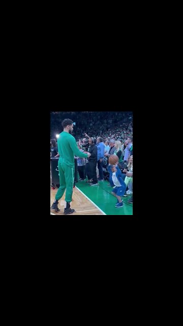 A pre-game slam dunk for Deuce 🙌