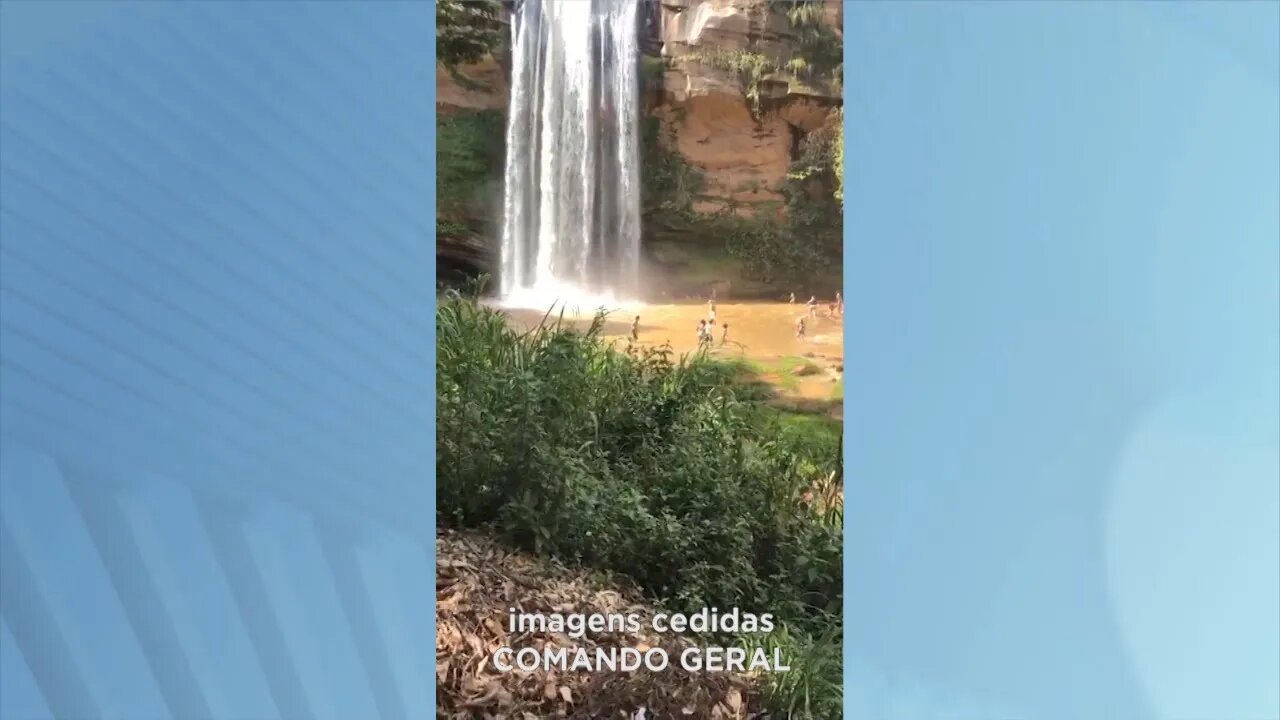 Jovem some ao nadar na cachoeira "Véu das Noivas" na zona rural de Gov. Valadares