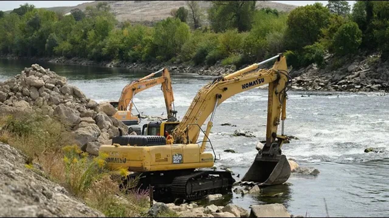 Bageristi uređuju nasip na savskim slapovima kod toplane na Borovju