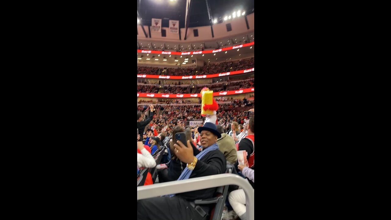 Benny The Bull Wildn’ With The Crowd!! 🍿🐂🏀