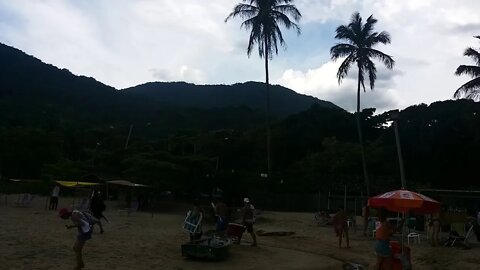 Pessoal curti um pouco a praia de Armação em Ilhabela