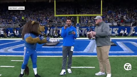 TJ Lang loses to Roary the Lion in Quick Lane Bowl Fowling challenge