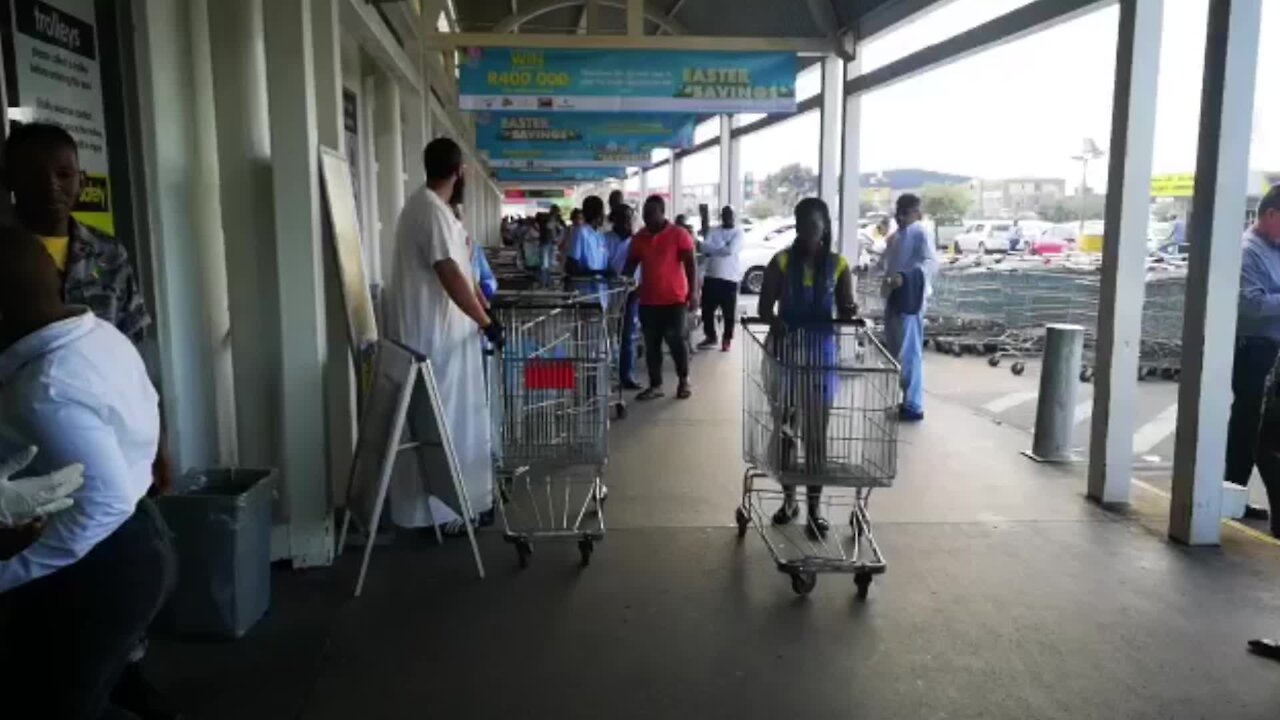 South Africa - Cape Town - Capetonians disregard call to stay home and opt for panic buying (YpH)