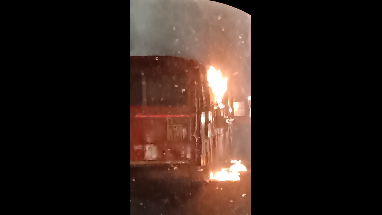 fire in bus बस मी लागी भयानक आग