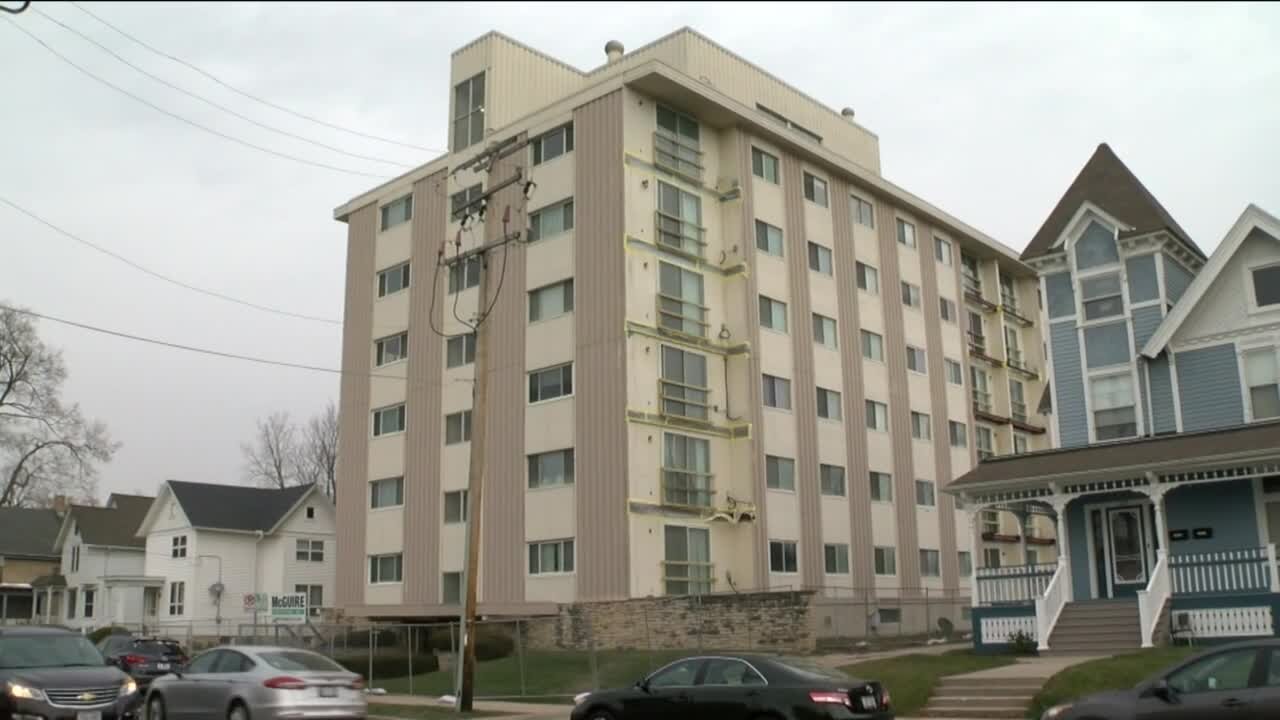 Residents of unstable Waukesha condo begin moving out Thursday