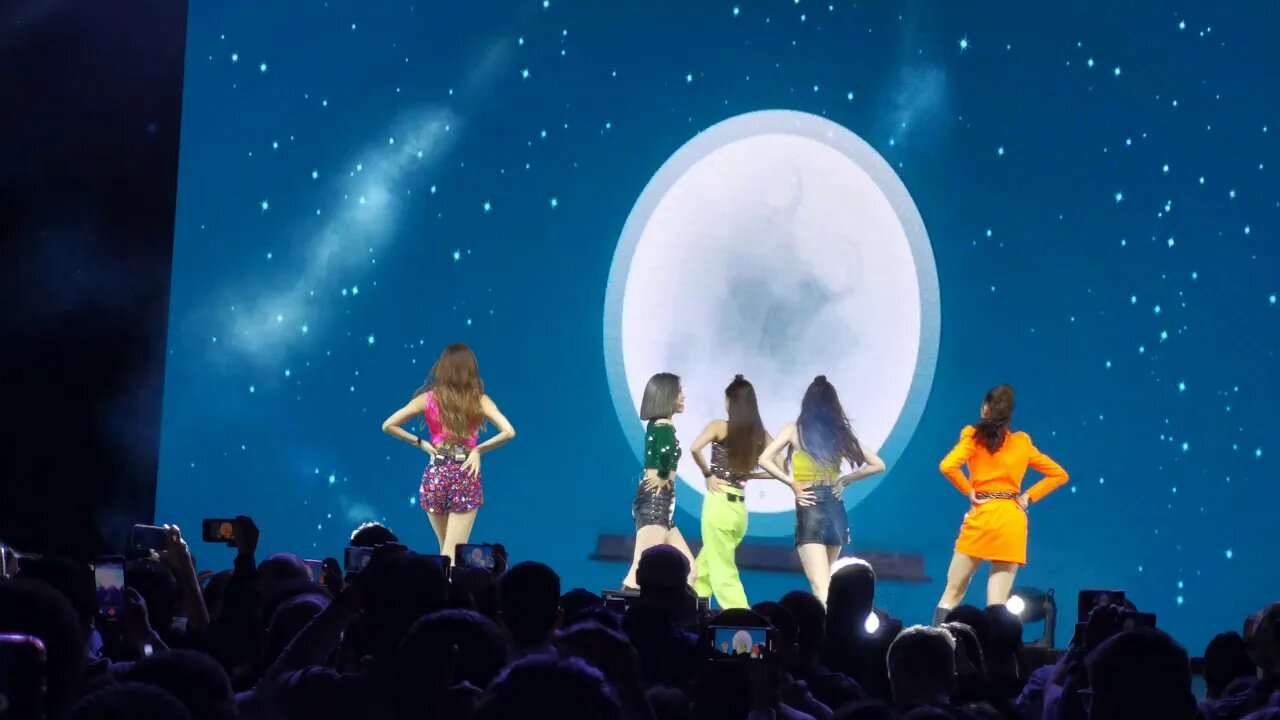 ITZY in Houston song TT and Hard Carry Covers