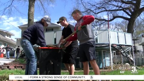 'Totally shocked and totally appreciative': Red Oak football team helps a neighbor in need