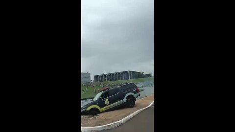 Observem a viatura indo para a água, sem que estivesse sendo empurrada por manifestantes.