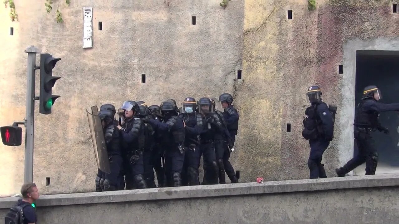 Manif AntiPass : ça chauffe à Nice, gazage devant la maison d'Estrosi