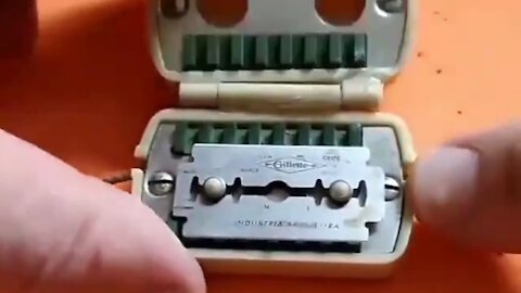 Razor blade sharpening device