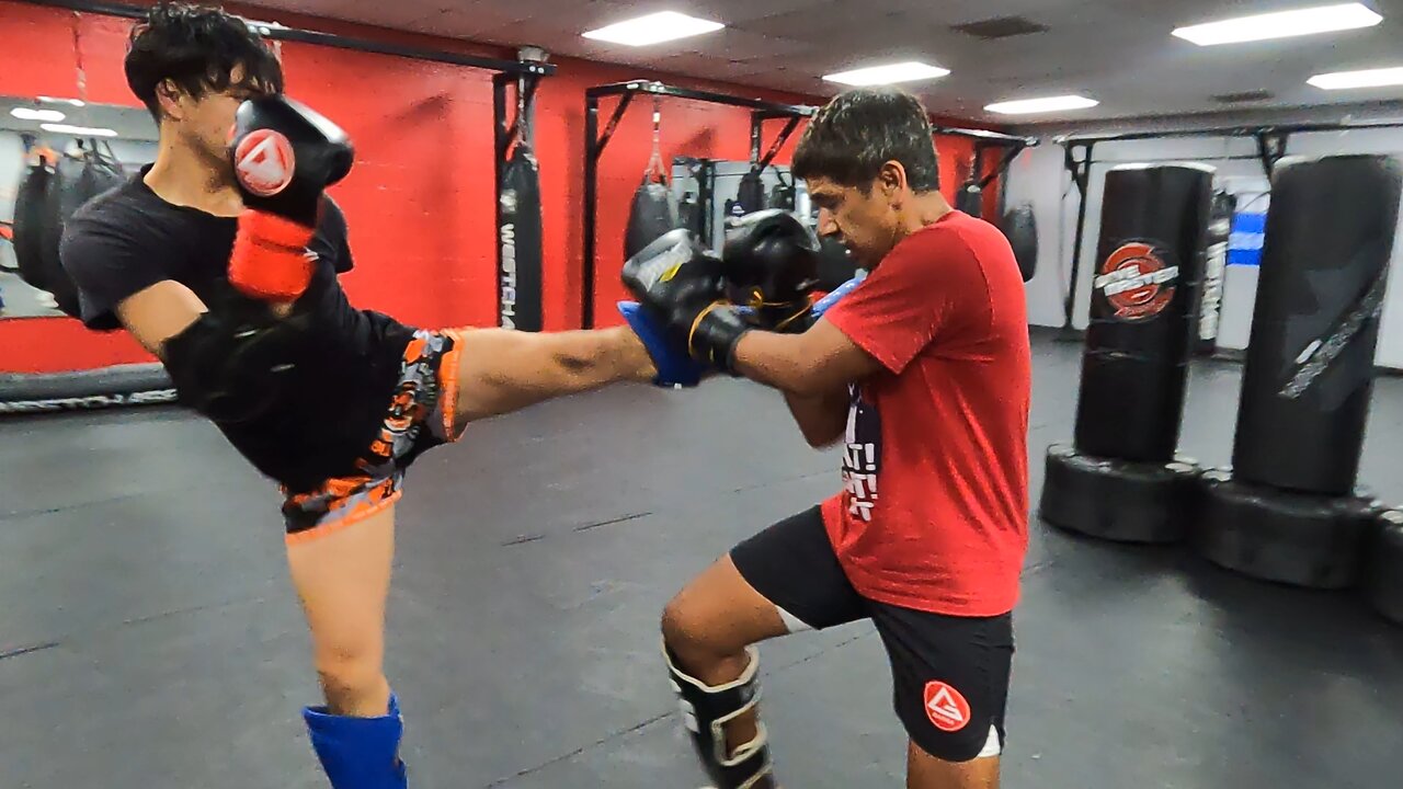 Getting Beat Up in Muay Thai Sparring - Spar With Muay Thai Fighter