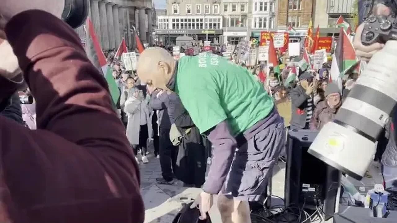 woman draped in Palestine flag tells Israel supporter 'Don't forget where the Jews were in 1940'