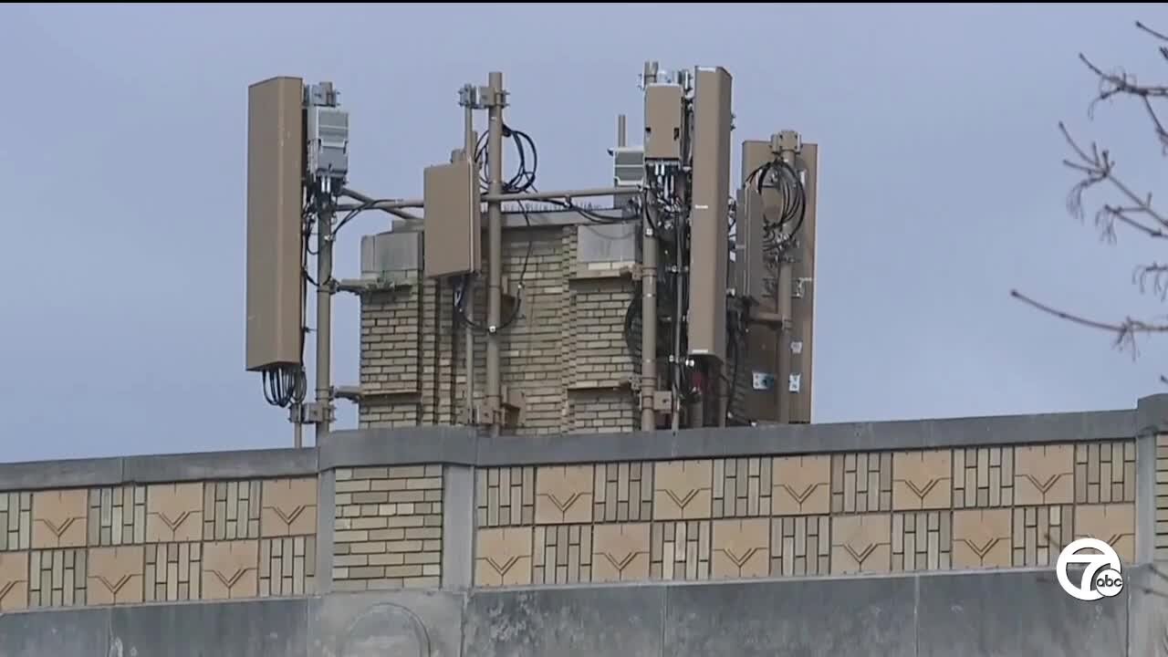 Wyandotte parents sound off to school board over 5G cell tower at elementary school