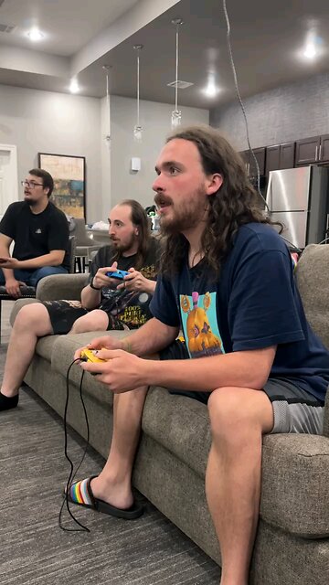 skitzo rage quits and throws the controller 🎮 he worked hard at work got injured and lost the tourn