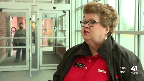 'A small thing can be huge': Hy-Vee greeter leaves warm impression on customers amid end-of-year madness