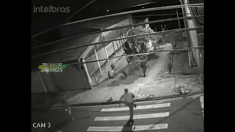 Un wey huyendo de la policía, un gato huyendo de un perro y un vato huyendo de su esposa. Joya