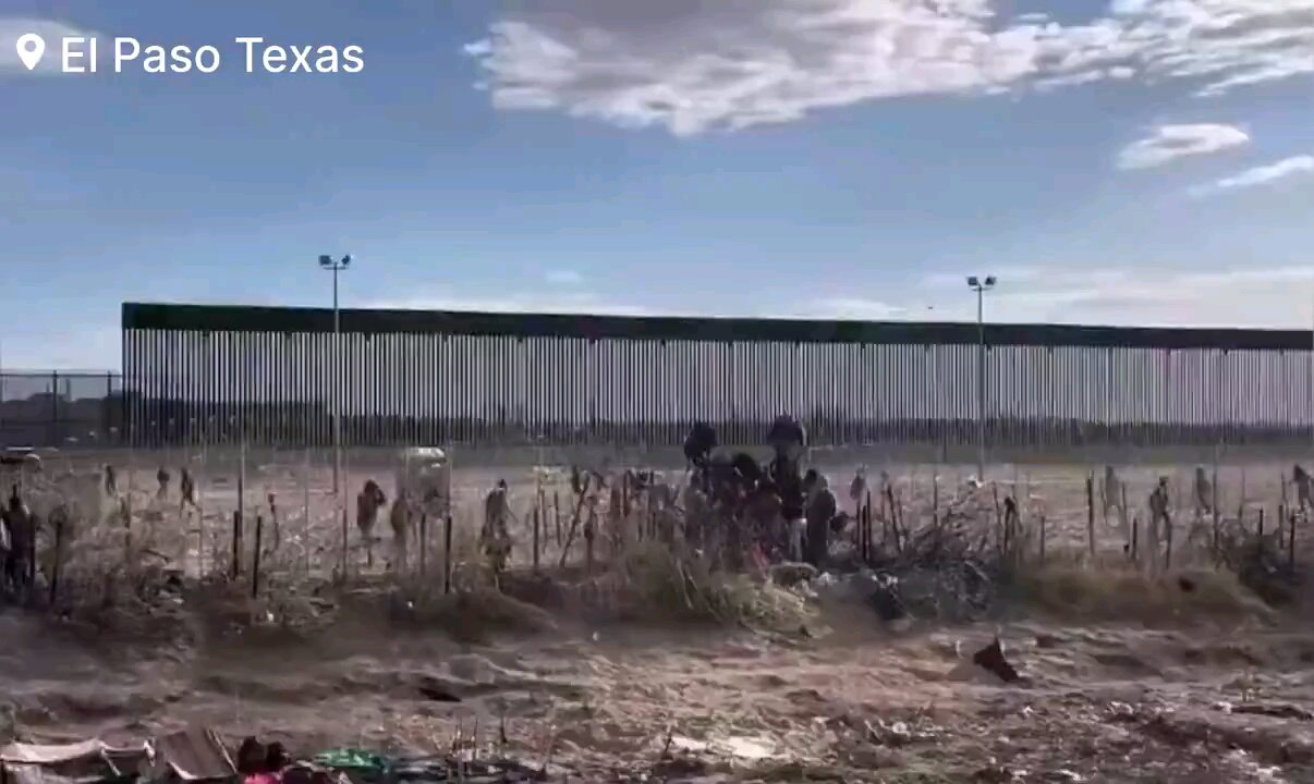 Hundreds of Illegal Immigrants can be seen Scrambling