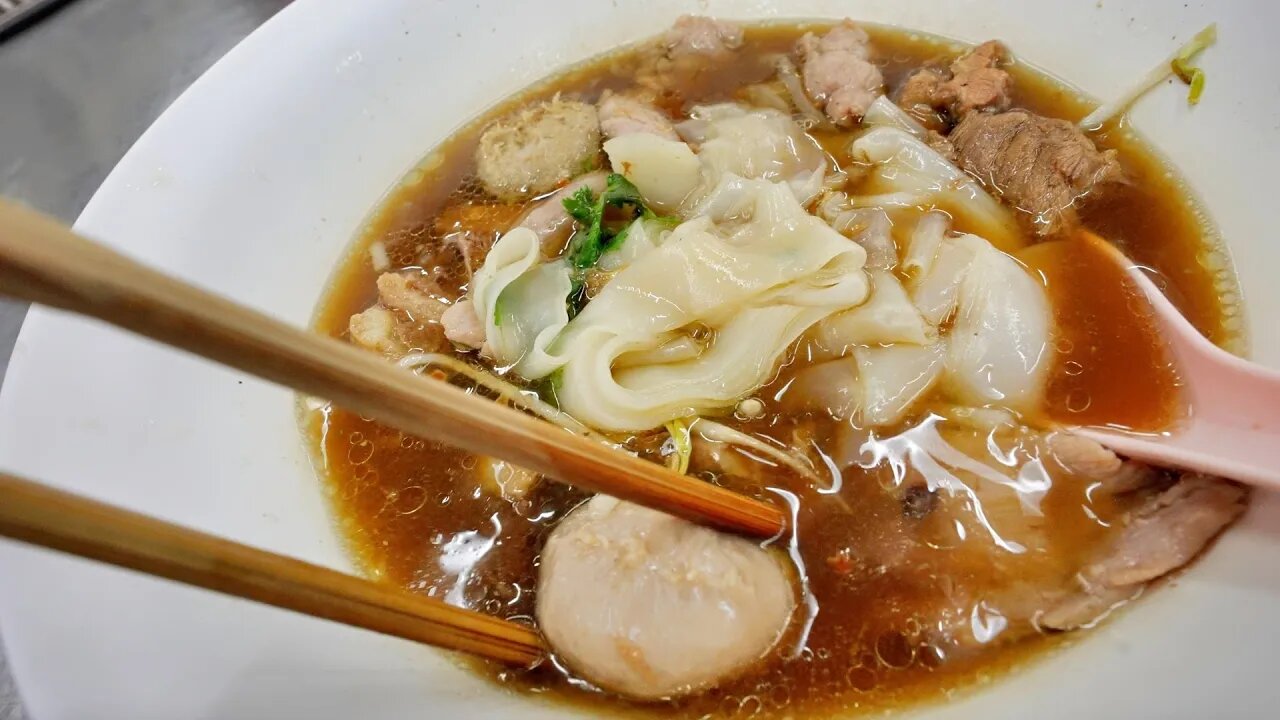 Thai beef noodles in 40 years old broth! Wattana Panich 🇹🇭