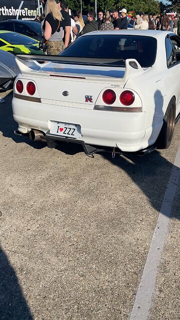 R33 GTR turns up