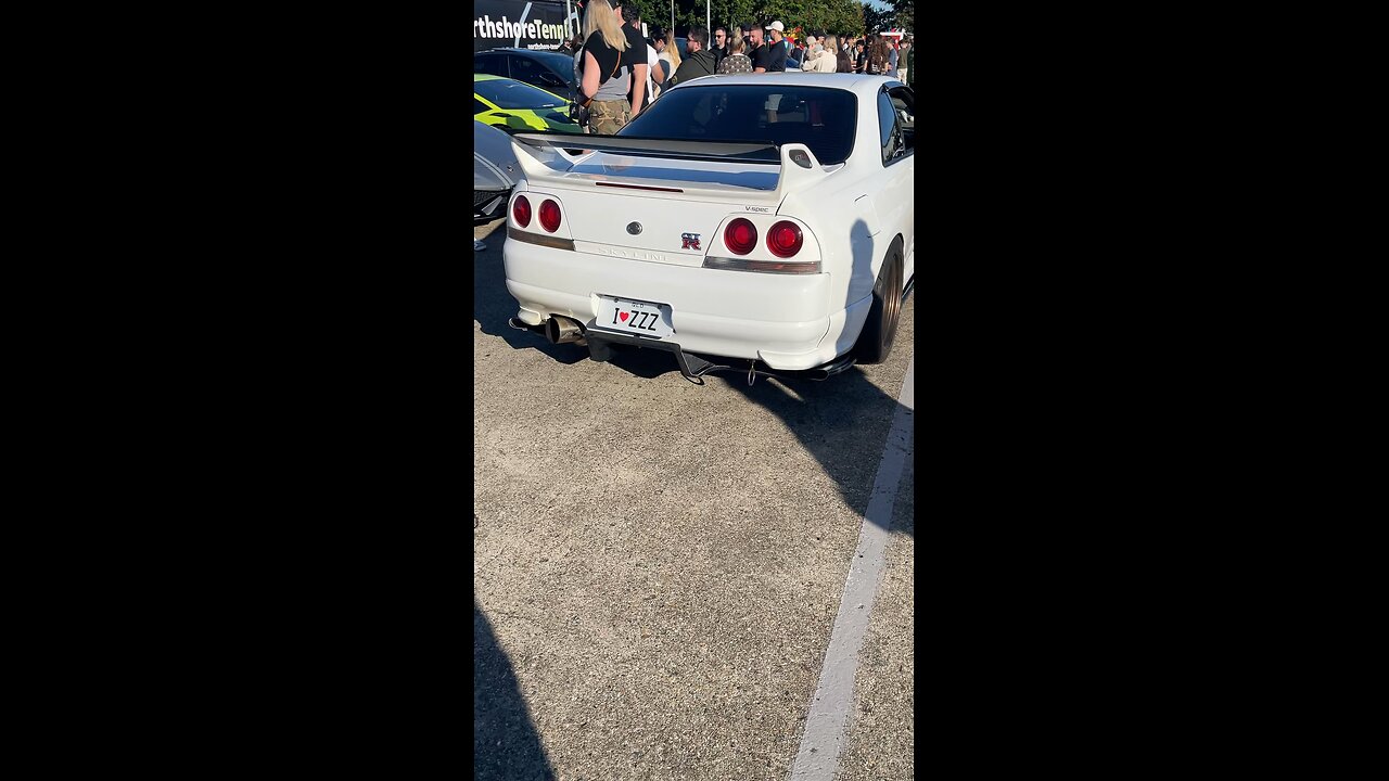 R33 GTR turns up