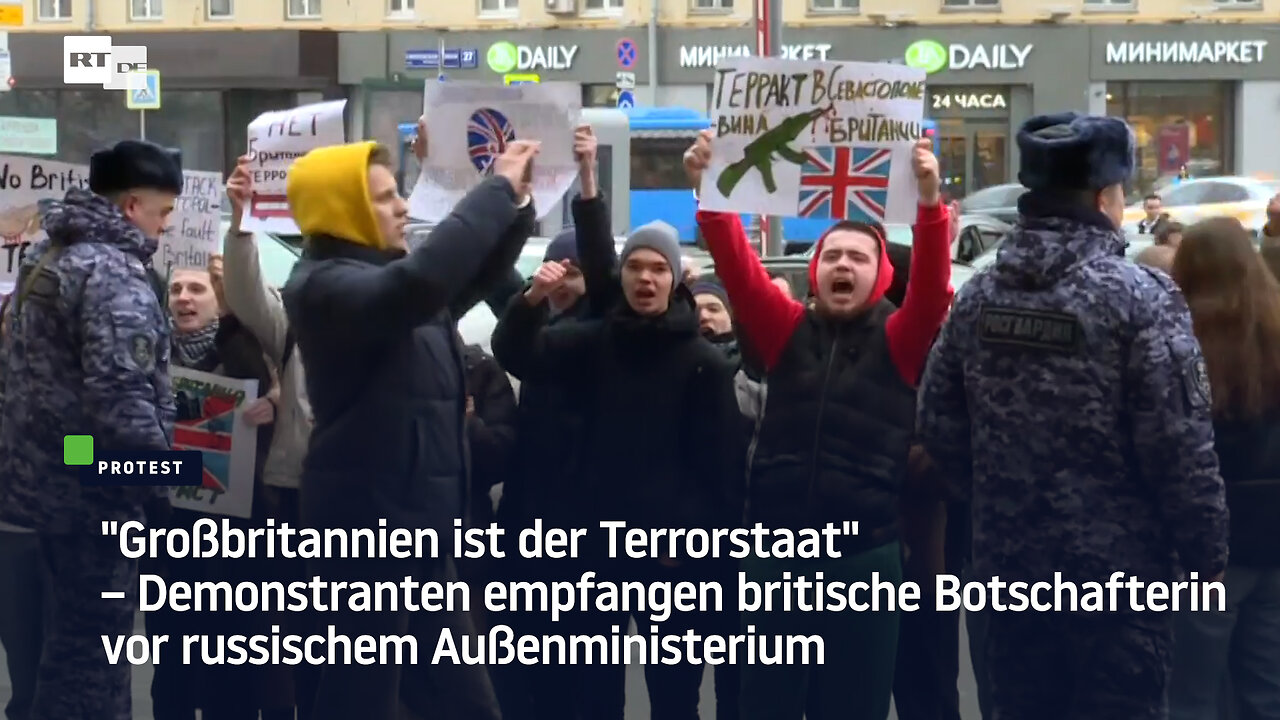 Demonstranten empfangen britische Botschafterin vor russischem Außenministerium