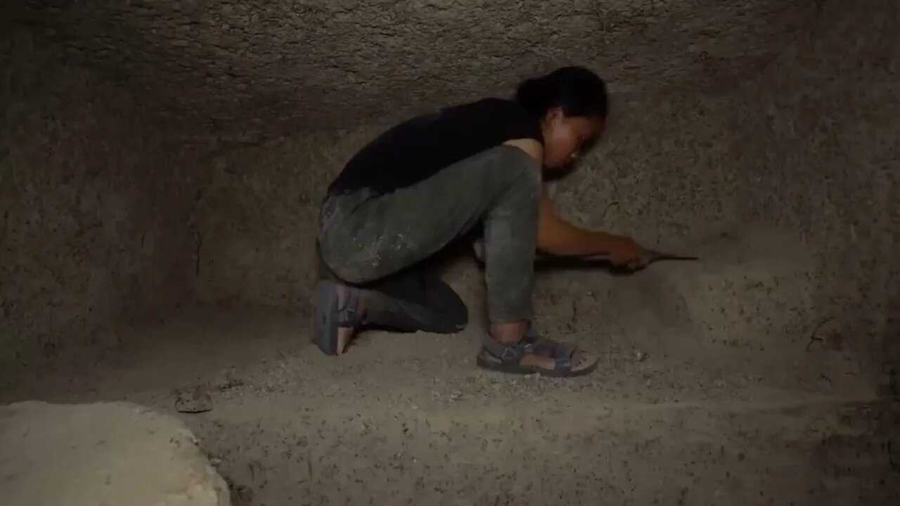 10. In the field, use a shovel to build a safe house underground. It's cool to live in summer!