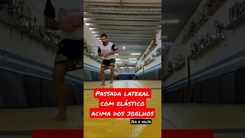 Passada lateral com elástico acima dos joelhos. Ida e volta