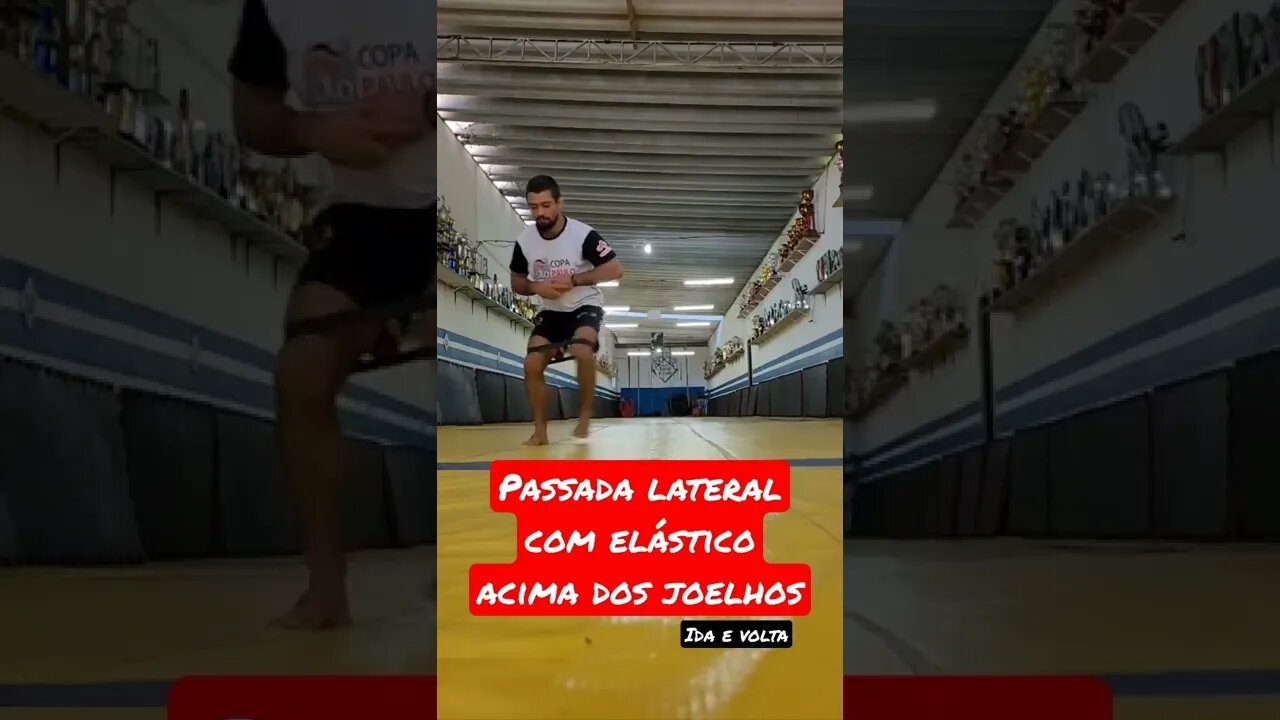 Passada lateral com elástico acima dos joelhos. Ida e volta