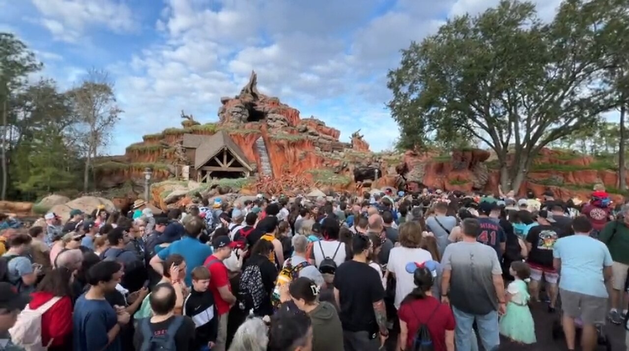 HUGE Lines For Splash Mountain Before It Closes For Woke Re-imagining