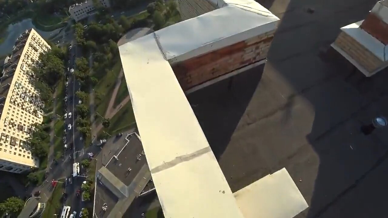 Parkour failed to perform stunt and was about to fall off the building