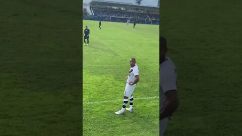 Edimar falando com torcedor que vai cobrar $ o Getúlio pela assistência no gol - Madureira 1x3 Vasco