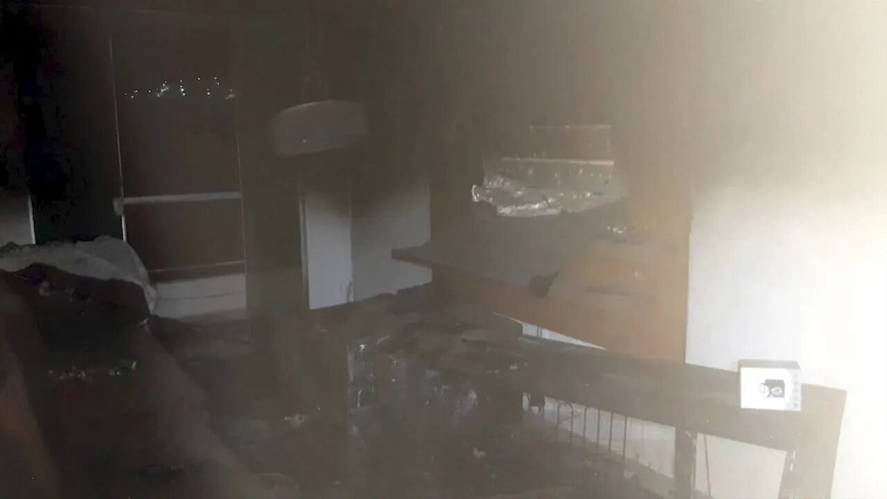 Corpo de bombeiros combate incêndio em residência na cidade de Manhuaçu