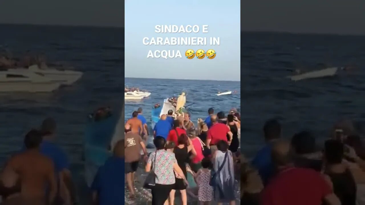 SINDACO E CARABINIERI IN ACQUA 🤣🤣🤣