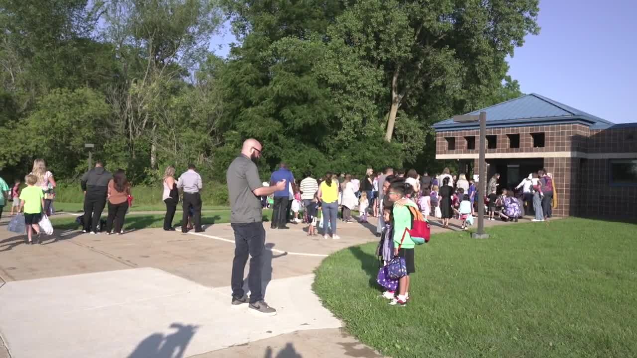 Holt Elementary students return to in-person learning, masks are required for all students and staff