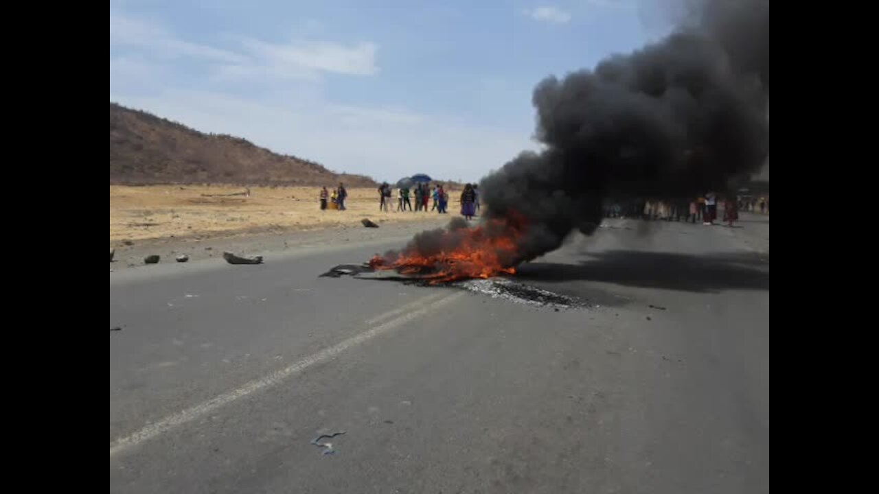 Truck torched, Marikana road closes as residents demand water, electricity (BvR)